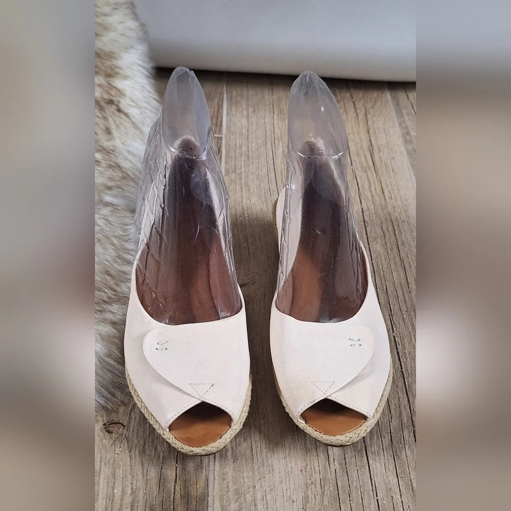 Kenneth Cole Gentle Soles Cream Leather Espadrille Peep-Toe Wedges Sz. 9